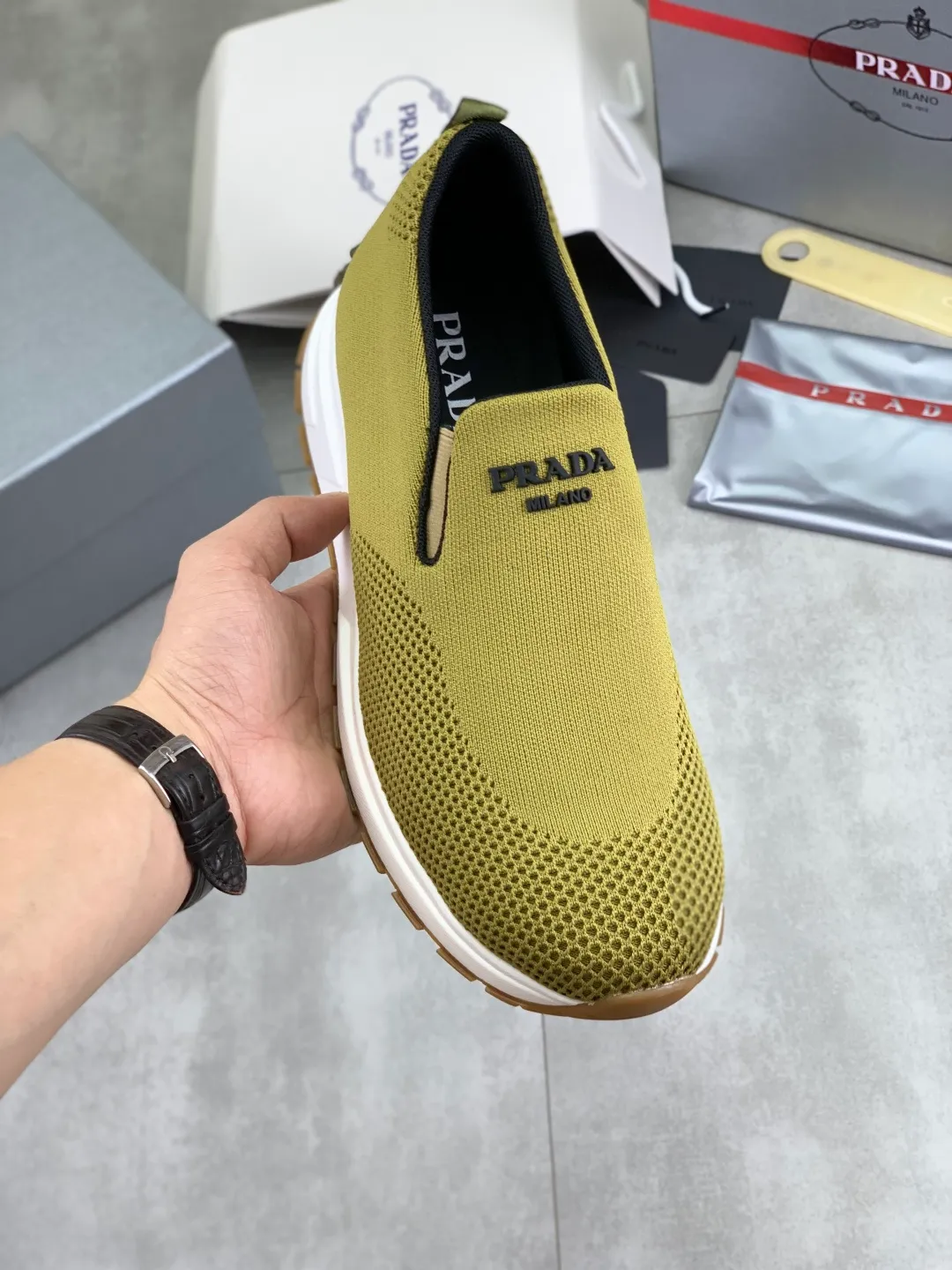 Men's shoes 💰P560💰[New model] Flying weave series (summer must-have) is now available on the official website, 🆘 Trendy brand (Prada) mainly promotes popular models, avant-garde and versatile fashionable men's shoes, private version molding, cowhide surface splicing 1:1.. Simple fashion, original imported cowhide lining and cowhide feet; the atmosphere and personality are more fashionable, eye-catching and pursuing class. It will subvert the old idea and be a must-have for fashion trendsetters with you! Must keep it for yourself! High-end comfort and low-end, high-end quality workmanship. Size: 38-45 6️⃣colors available.